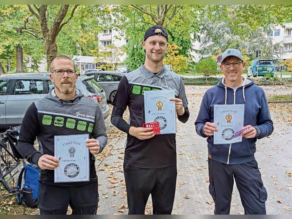 Souveräner Vereinsmeister der Lippstädter Discgolfer wurde Jan Geesmann (Mitte) vor Sebastian Kienel (l.) und Jürgen Drebber (r.).
