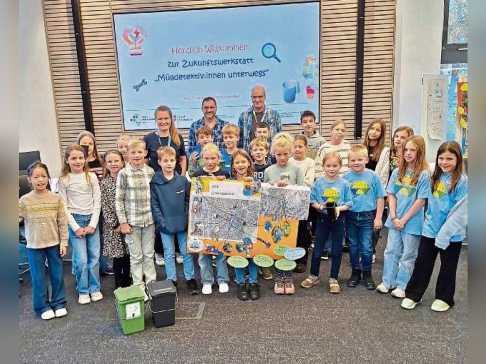 Zusammen mit den Projektgruppen der Schulen beim Workshop: Anja Ernesti (hinten links), Marcus Foerster (beide Nabu Regionalzentrum, hinten rechts) und Sam Seyfzadeh (Klimaschutz- und Mobilitätsmanager, Mitte).