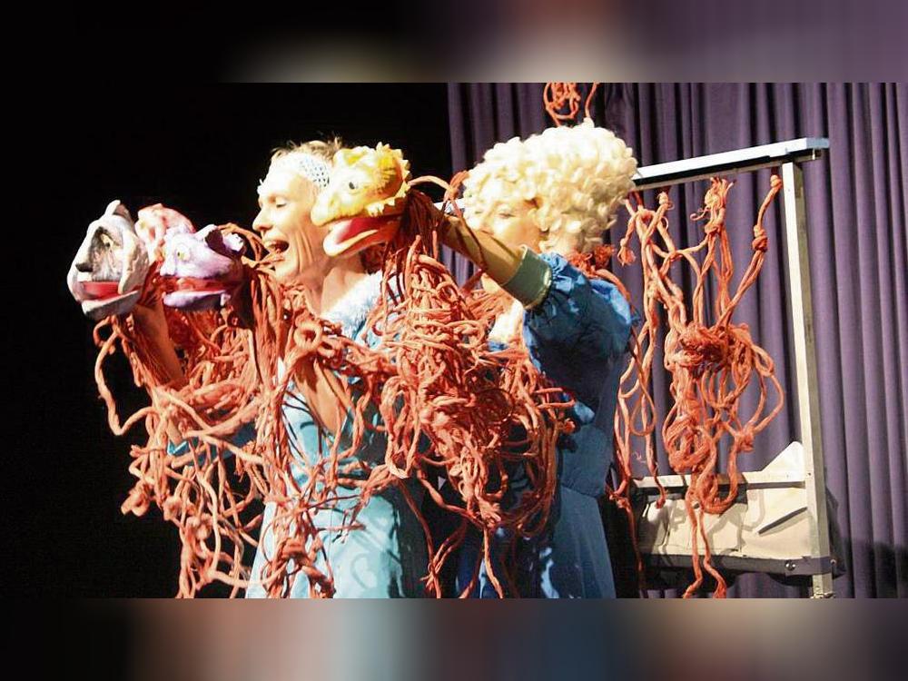 Die Puppenspielerinnen Annika Pilstl und Claudia Engel (v.l.) bringen am Ende Ordnung in das Wirrwarr der Gefühle. Foto: Helga Wissing