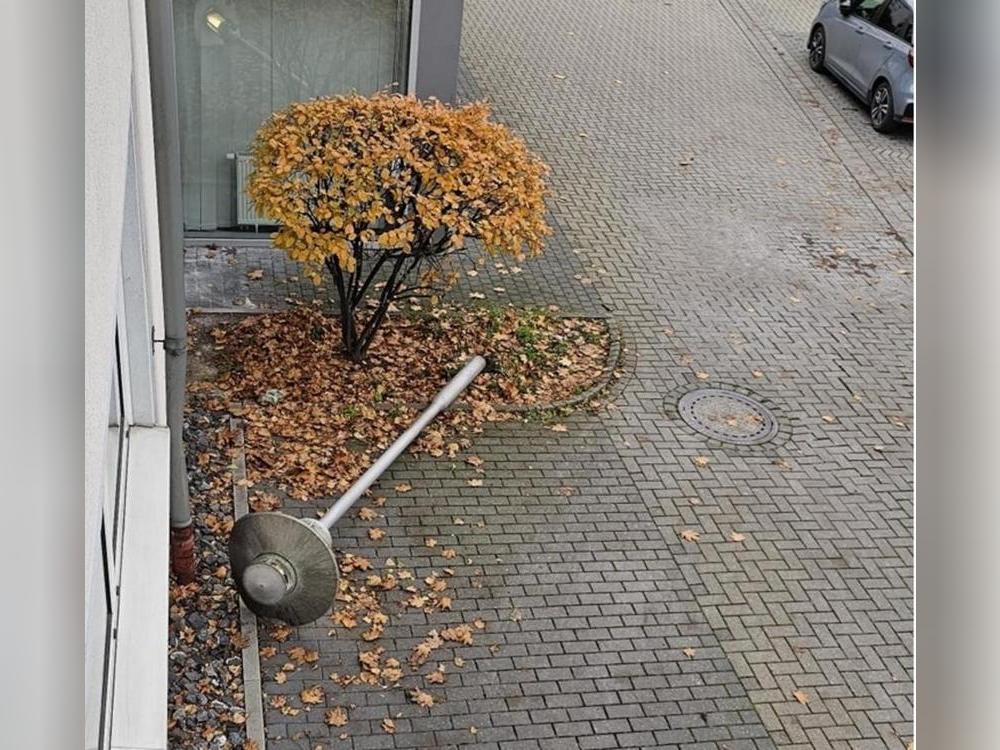 Eine Seniorin (82) hat in Werl eine Laterne vor Polizeiwache umgefahren – die neue Kamera vor der Wache filmte die Unfallflucht mit. Foto: Kreispolizeibehörde Siest