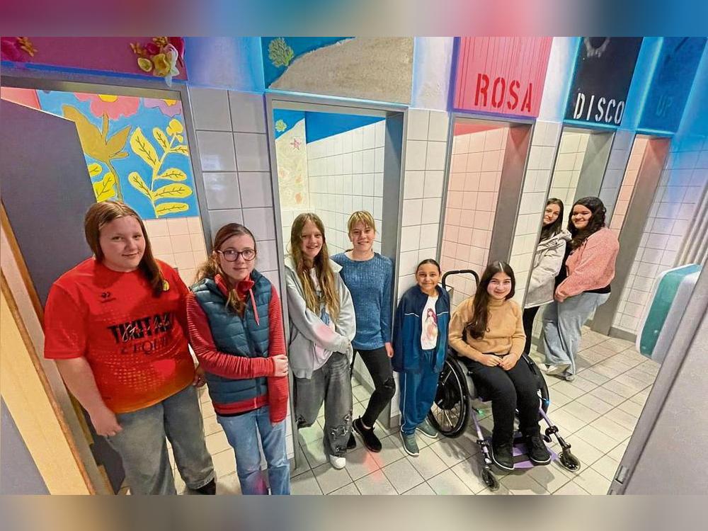 Blumen, Meer, Rosa, Disco oder Make-up: Die Gestaltung der Toiletten-Kabinen haben sich die Schülerinnen selbst überlegt und schon im Mai während einer Projektwoche umgesetzt. Eine AG sorgt dafür, das alles sauber und ordentlich bleibt.