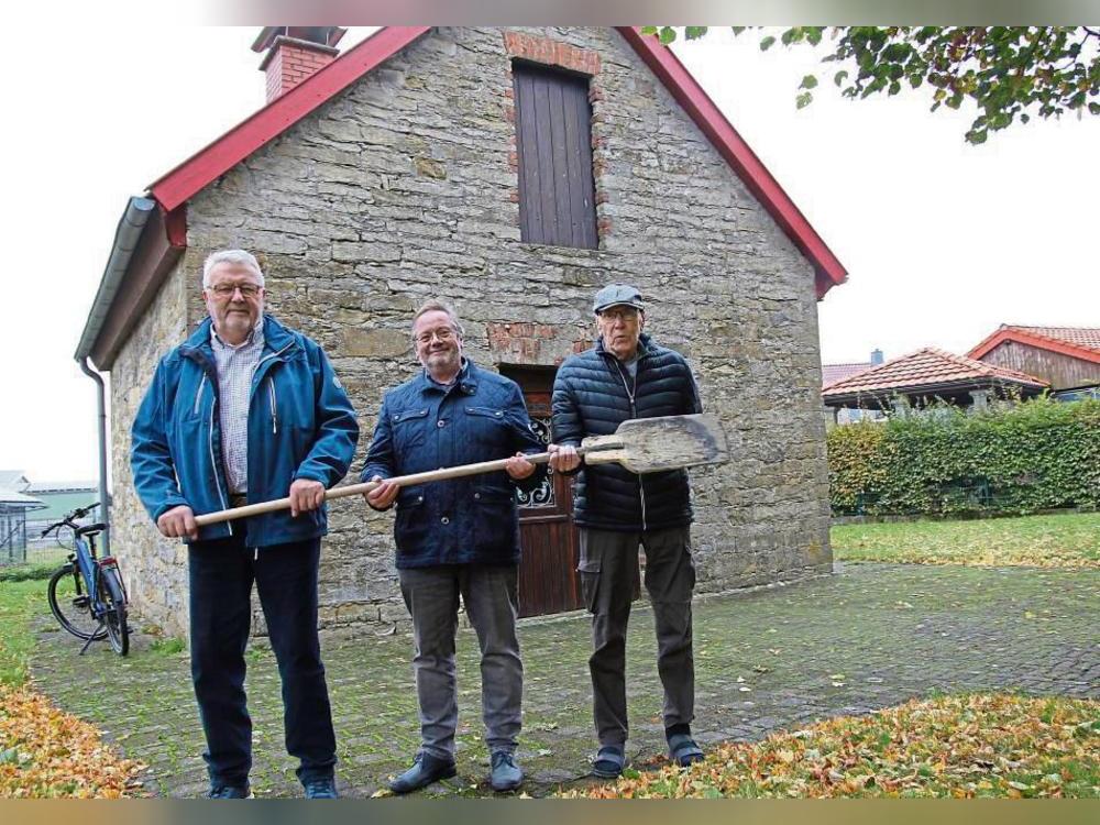 Josef Finkeldei, Hans Tillmann und Wilfried Koch (v.l.) haben entscheidenden Anteil daran, dass das Berger Backhaus im Pfarrgarten heute noch steht. Foto: Bastian Puls