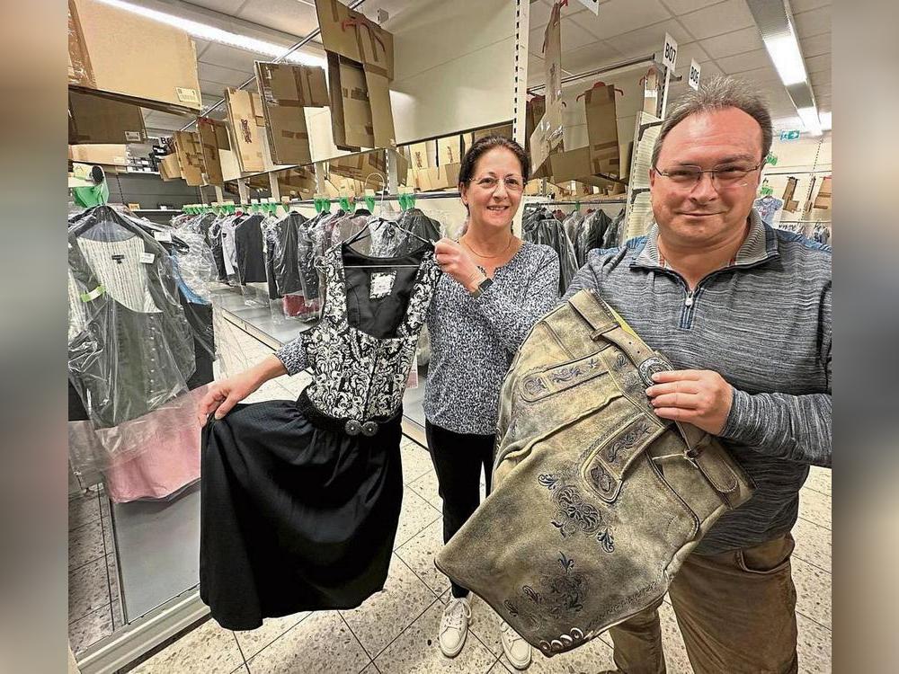 Sie wissen, was bei Tracht Trend ist: Mario Raschke und Ehefrau Gabriele. Der Lippstädter ist seit 2022 Inhaber des Trachten-Onlineshops Alpenclassics. Er und sein Team verschicken Dirndl und Lederhosen in die ganze Welt. Foto: Carolin Cegelski