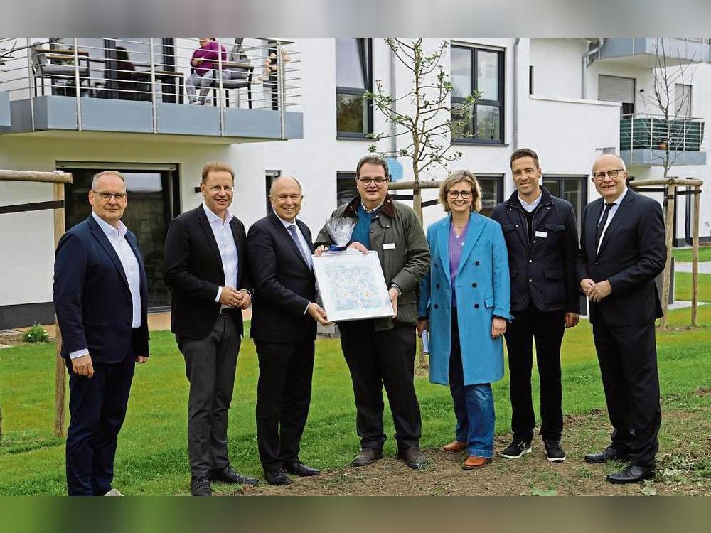 Freuen sich über die Realisierung des Projekts „Pohlmeyer Hof“ (v.l.): Matthias Schmidt (Caritas Wohnen), Bürgermeister Ulrich Berger, Landrat Christoph Rüther, Michael Gubitz, Kathrin Gubitz-Berg, Tobias Berg (DGS-Stiftung) und MdL Bernhard Hoppe-Biermeyer.