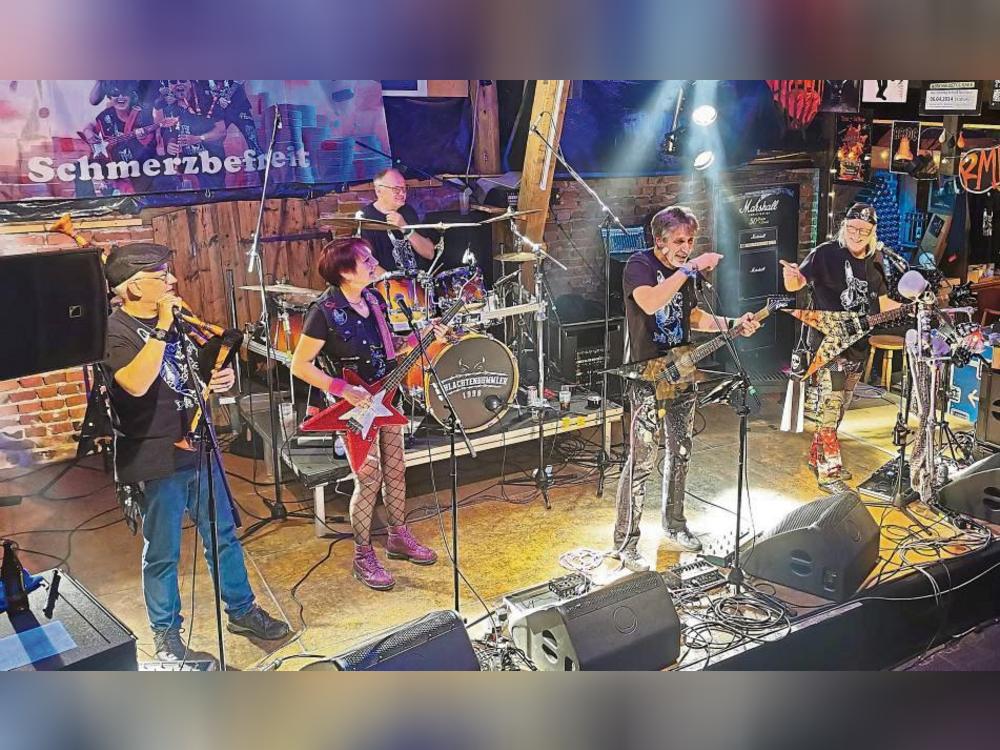 Die Schläger aus Bremen brachten das Publikum in Verne mit coolen Gitarrensounds zum Tanzen: Die Musiker haben mehr als 30 Jahre Bühnenerfahrung. Foto: Jonas Goddek