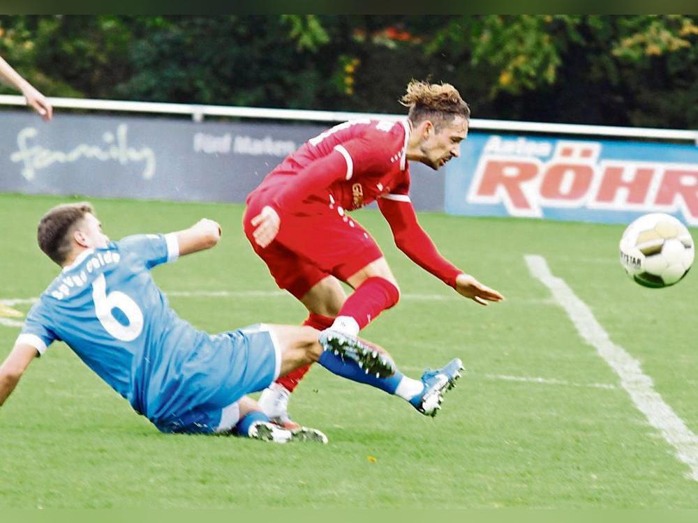 Nicht aufzuhalten waren die Mastholter am Samstag, wie in dieser Szene Daniel Ulrich (r.). Die Rot-Weißen lieferten vor heimischer Kulisse einen couragierten Auftritt ab und waren über 90 Minuten die bessere Mannschaft. Der Makel der bis dato punktlosen Heimbilanz ist damit getilgt. Foto: Uli Schlink
