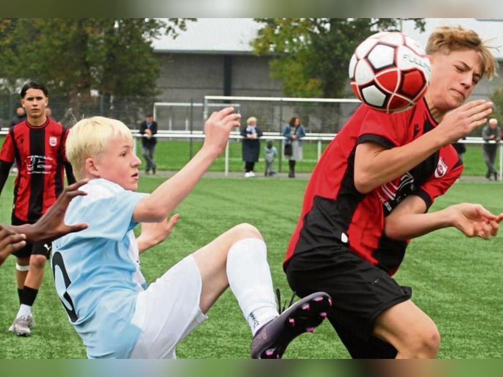 Gute Ansätze zeigten die C-Junioren des SV Lippstadt (in Schwarz-Rot) gegen den ASC Dortmund. Sie belohnten sich mit einem knappen 1:0-Erfolg. Foto: Hans Dannhausen
