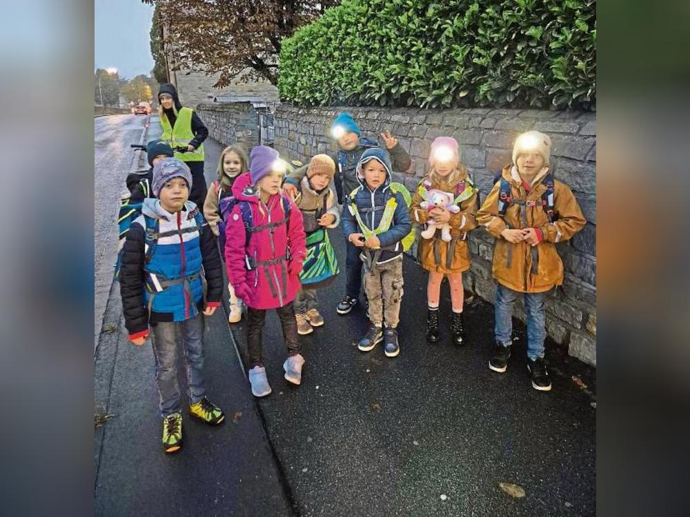 Stellvertretend für alle Walking-Bus-Kinder zeigt diese Gruppe, wie es geht. Mutter Maren Schulte begleitet den „Bus“.