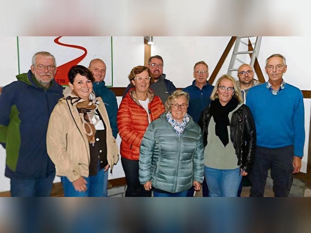 Der Vorstand von „Waltringhausen Aus Sympathie“ wird auch künftig für den Zusammenhalt in Waltringhausen sorgen: (v.l.) Josef Hoffmeier, Viola Schulte-Dauck, Christian Zadach, Silke Huneke, Alexander Koch, Kerstin Methe, Gregor Sprink, Anja Pöppelbaum, Emanuel Aßhoff und Ex-Vorsitzender Heinrich Berglar. Foto: Priesnitz