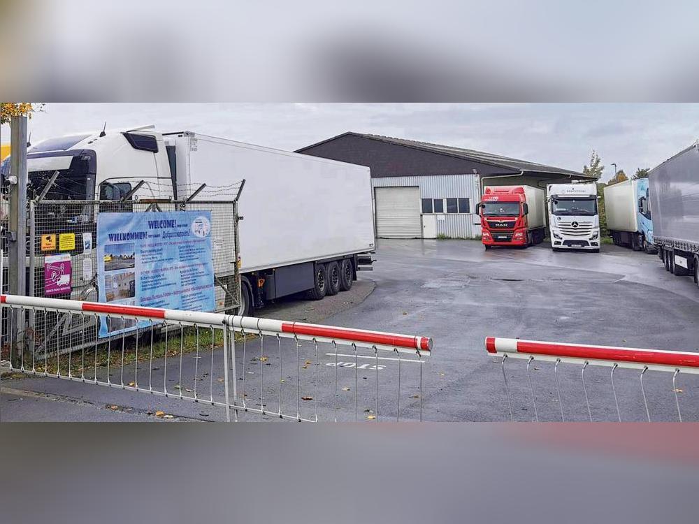 Das Truckparking-Areal ist gut gesichert. Trotz der Lage im Gewerbegebiet sind Supermarkt und Co. zu Fuß erreichbar.