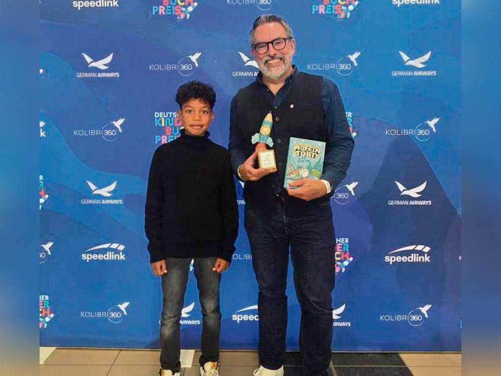 Kinderjury-Mitglied Kiro Kiala mit dem Gewinner des Deutschen Kinderbuchpreises, Adam Stower.