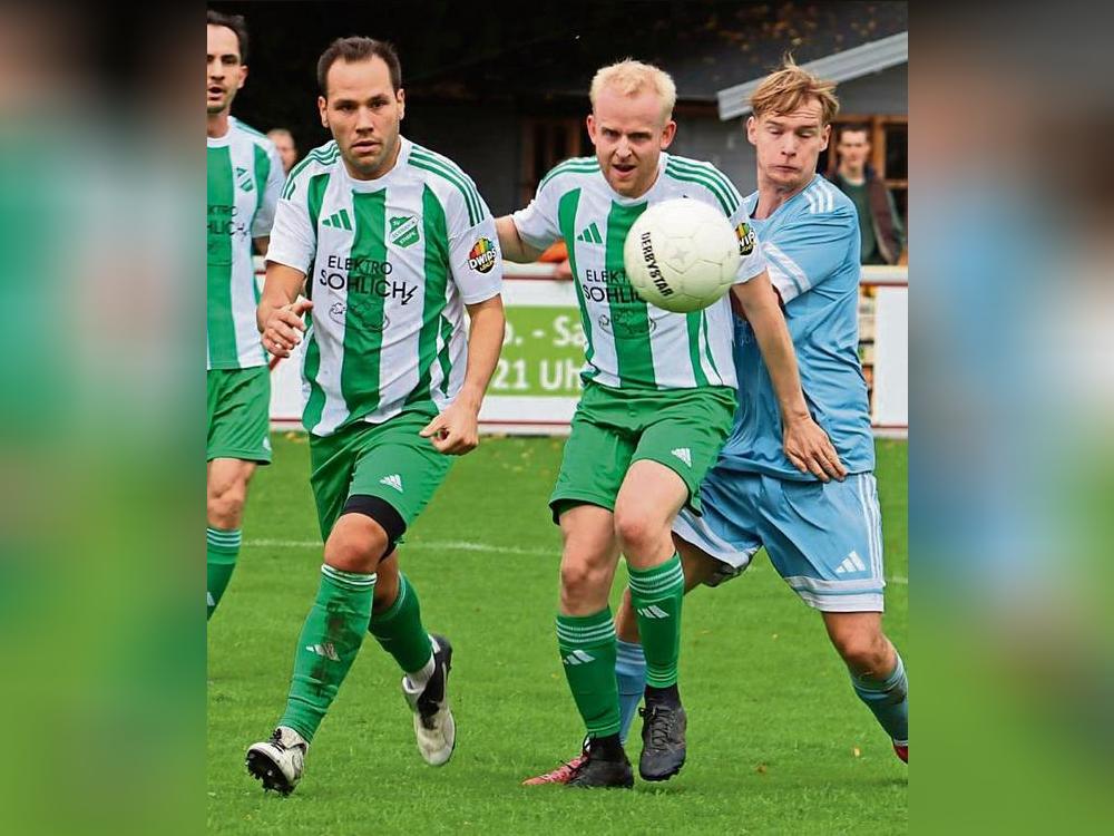 Wenn nicht jetzt, wann dann?, fragt sich auch Stirpes Trainer Rolf Militzer vor dem Duell gegen Lipperode II. Die Germanen (in Grün-Weiß) sind zum Siegen verdammt. Foto: Uwe Feichtinger