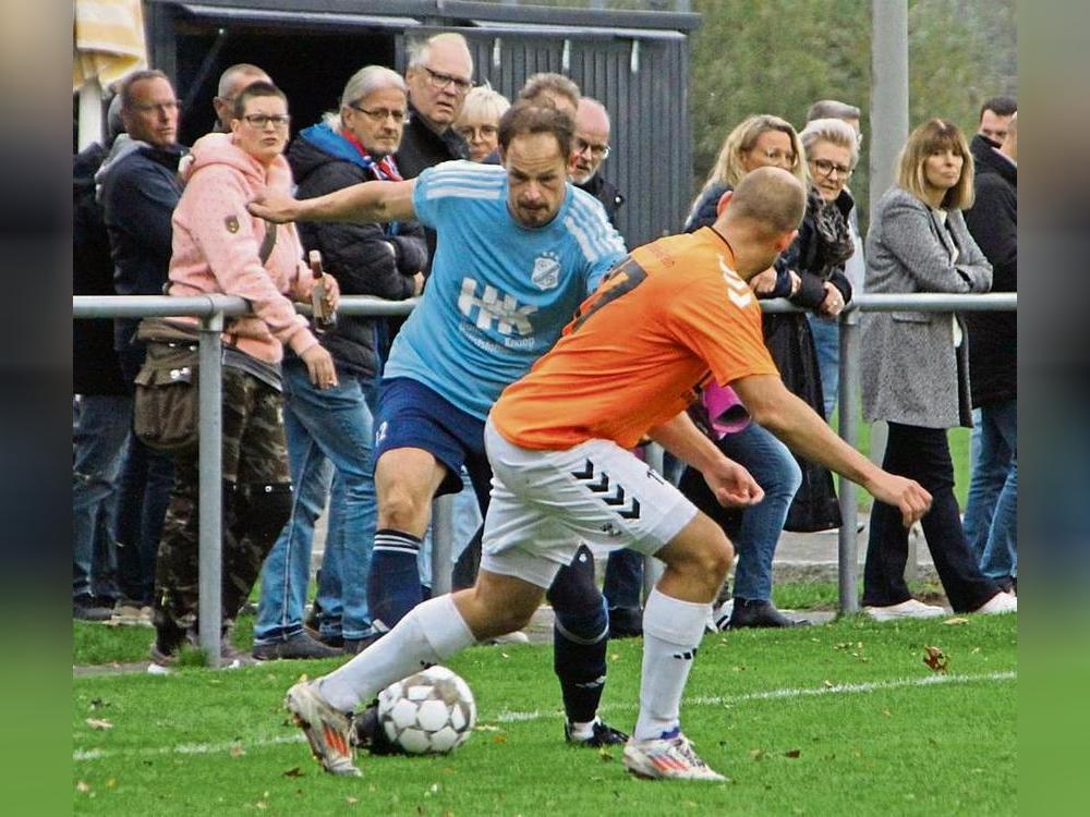 „Englische Woche“ in der Kreisliga A: Der FC Mönninghausen (blaue Trikots) reist nach Anröchte, der VfL Hörste/Garfeln (weiße Hosen) zum Aufsteiger TuS Belecke. Foto: Heiner Schnieder