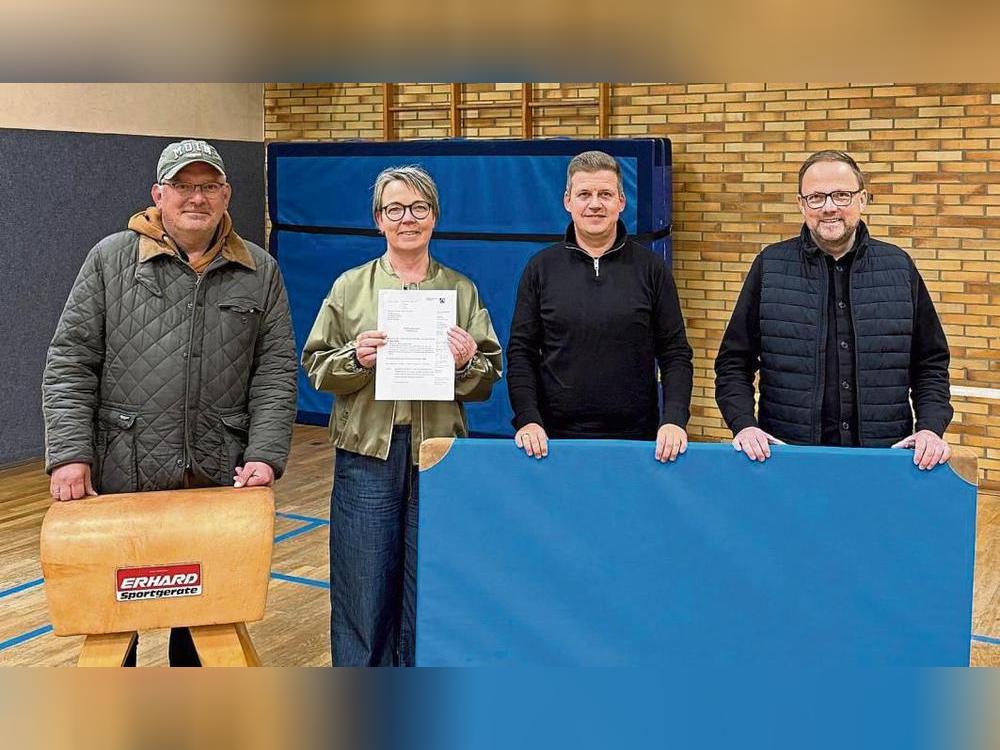 Freuen sich über den Förderbescheid: (v.l.) Stephan Feldewert, Birgit Hendriks, Ortsvorsteher Lars Besse und Bürgermeister Alfred Schmidt.