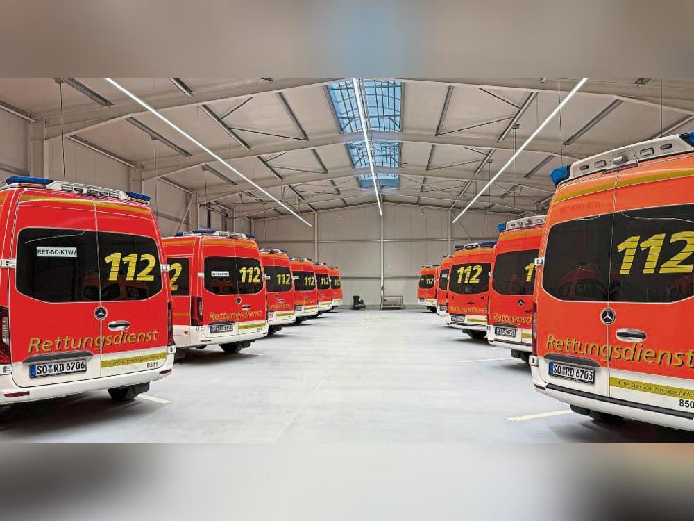 Die Krankentransportwagen des Kreises Soest warten am Doyenweg in Soest auf ihren Einsatz.