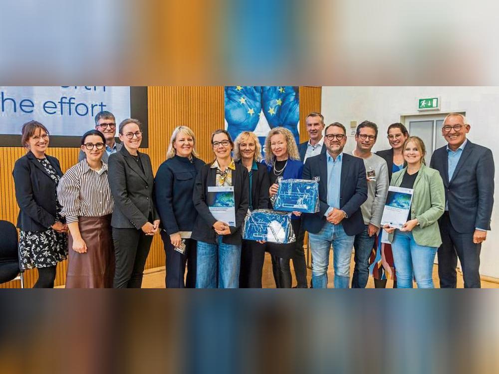 Regierungspräsident Heinrich Böckelühr (rechts) mit den Vertreterinnen und Vertretern der ausgezeichneten Schulen. Foto: Clemens Scheumann, Bezirksregierung Arnsberg