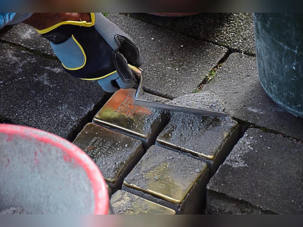Zum vierten Mal werden in Geseke Stolpersteine für verfolgte und ermordete Juden verlegt. Zuletzt waren die Schönbecks (im Foto) an der Reihe, es folgen die Cohns und Schiffs. Archivfoto: Daniel Kossack