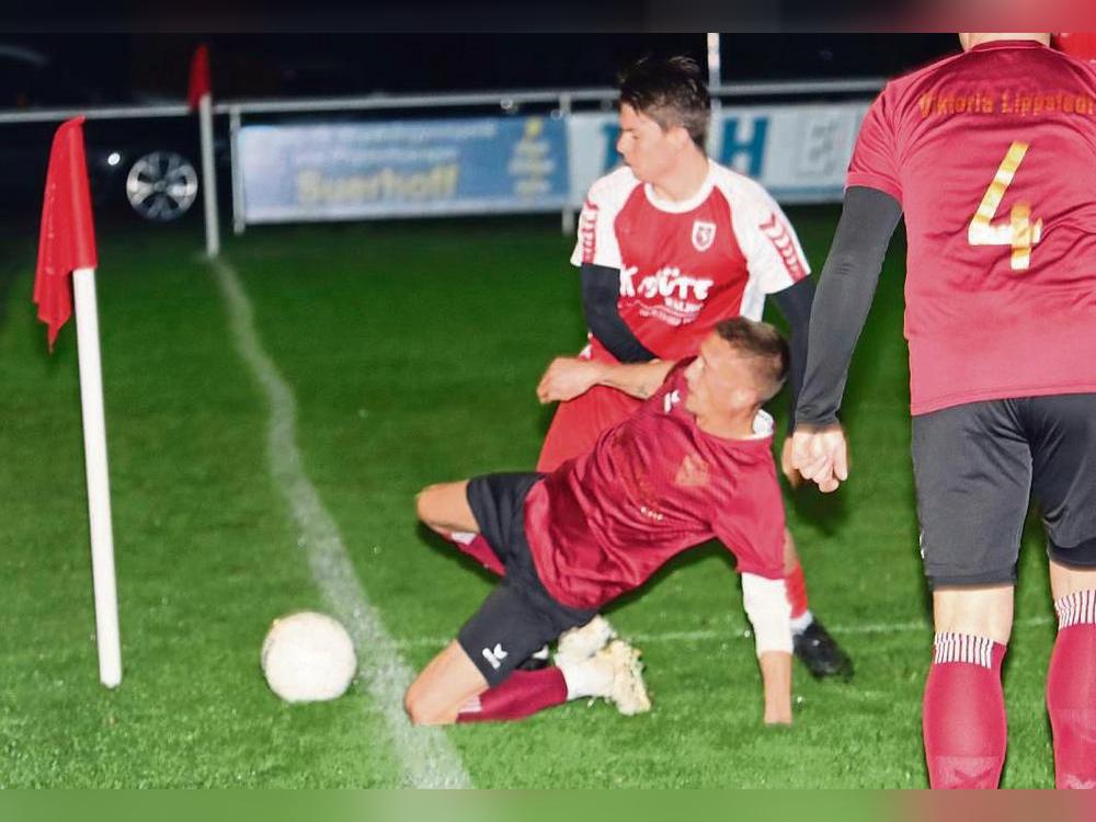 In einem torreichen B-Liga-Spiel bezwang der SV Bad Waldliesborn (weiße Ärmel) das Team von Viktoria Lippstadt mit 6:4. Foto: Uwe Feichtinger