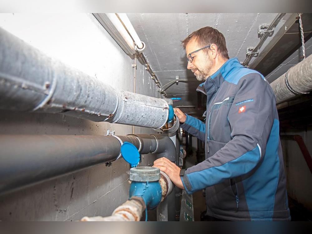Das Ablesen der alten Wasseruhr ist nur mit einer Leiter möglich. Energiemanager Thomas Borgschulte demonstriert in den Katakomben des Waldfreibads, wie die Transformation der analogen in die digitale Welt erfolgen kann. Foto: Bernd Eickhoff