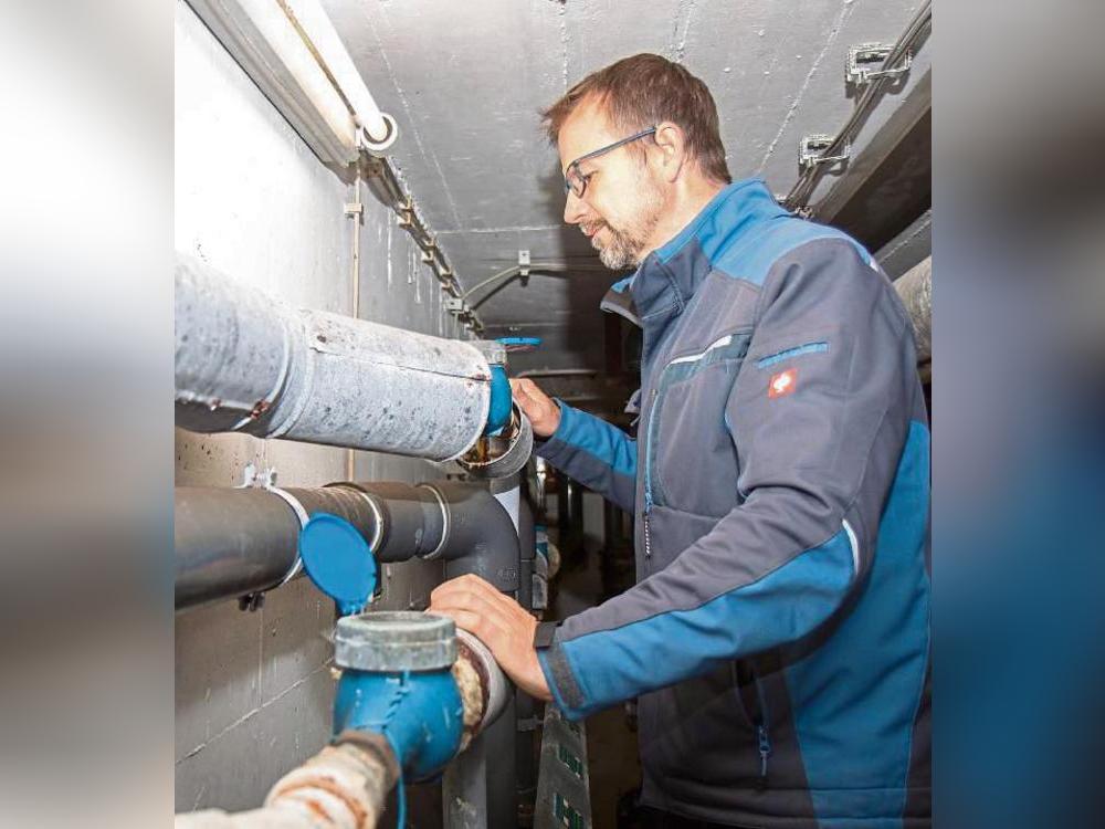 Das Ablesen der alten Wasseruhr ist nur mit einer Leiter möglich. Energiemanager Thomas Borgschulte demonstriert in den Katakomben des Waldfreibads, wie die Transformation der analogen in die digitale Welt erfolgen kann. Foto: Bernd Eickhoff