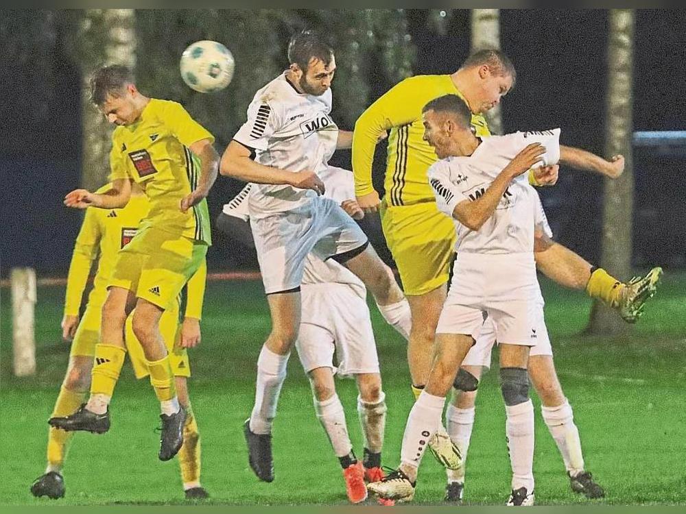 Die SG Eikeloh/Bökenförde II (in Weiß) steht nach dem 4:3-Erfolg gegen den TuS Ehringhausen II im Viertelfinale des Reserve-Kreispokals. Foto: Frank Lütkehaus