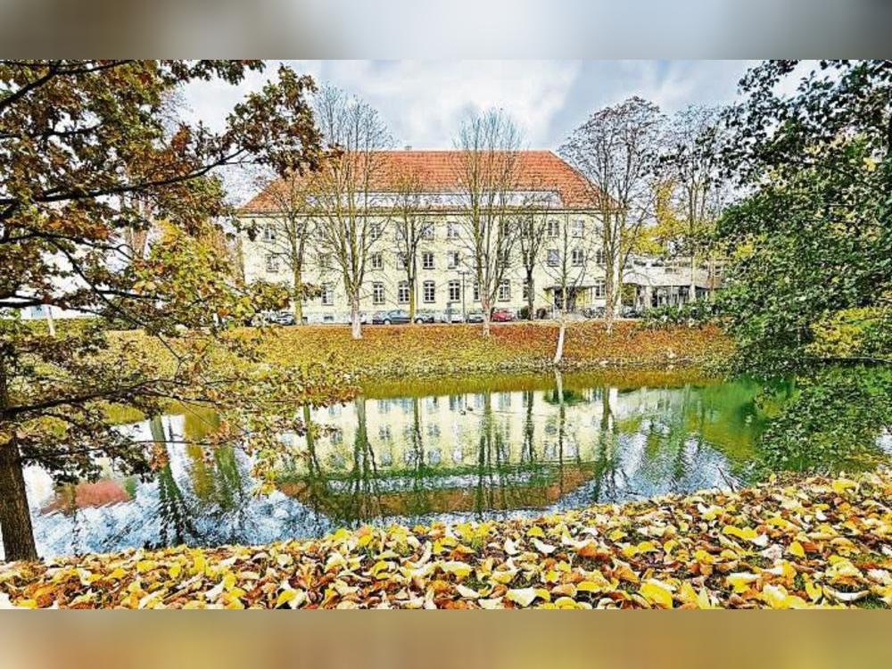 Spieglein, Spieglein in der Lippe, was wird aus dem Finanzamt? Der wuchtige Bau aus den 1930er-Jahren ist renovierungsbedürftig. Auch ein Neubau wird überlegt. Foto: Ursula Vielberg