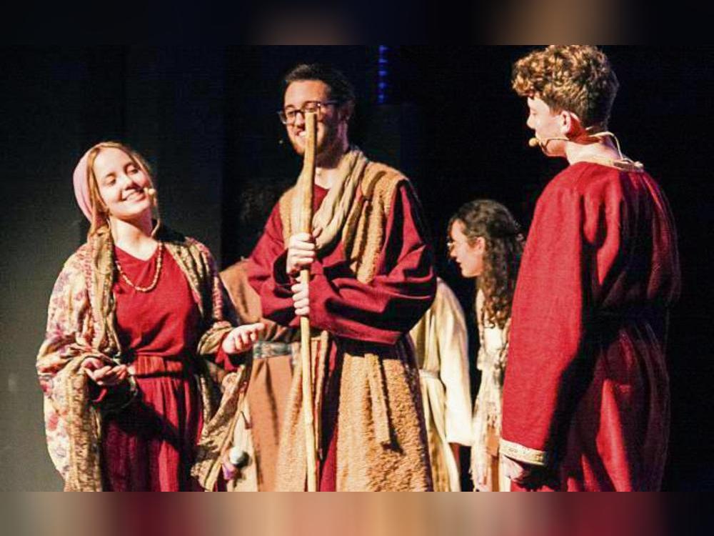 Den Stab fest in der Hand: Moses (M.) wird von Miriam und Aaron unterstützt. Foto: Wissing