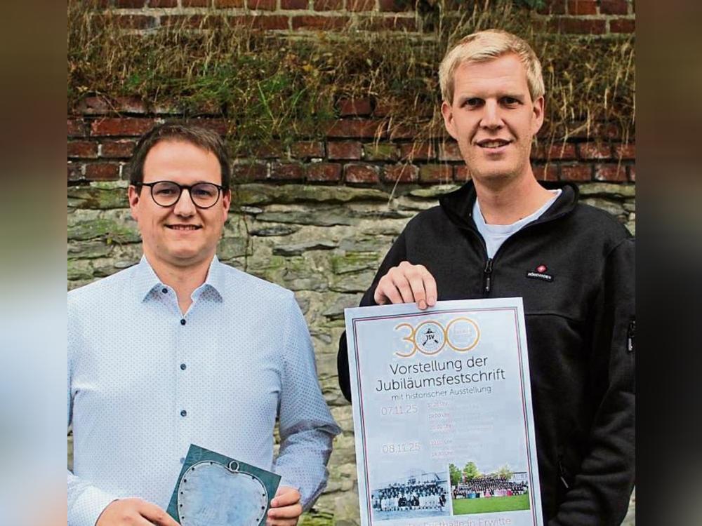 Karsten Kremer (l.) und Kai Günther laden im Namen des JSV Erwitte zur Vorstellung der Festschrift zum 300-jährigen Jubiläum ein. Foto: Pia Mintert