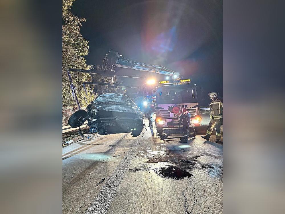 Zwei Stunden dauerte der Einsatz auf der A44 am Freitagabend. Die Autobahn war währenddessen voll gesperrt. Foto: Feuerwehr Anröchte
