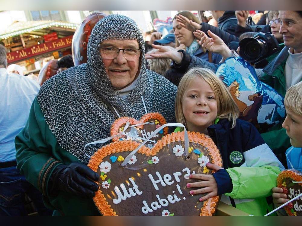 Zum ersten Mal ist Josef Vossebürger bei der Herbstwoche als Graf Bernhard „mit Herz dabei“. Eine der süßen Lebkuchenköstlichkeiten im XXL-Format ergatterte die kleine Samantha (7). Fotos: Helga Wissing