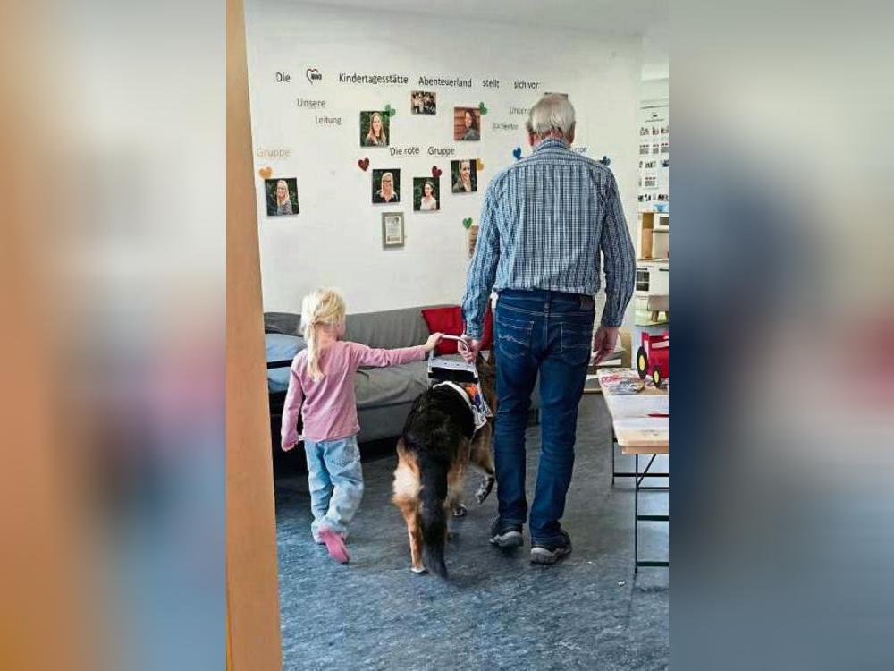 Die Kita-Kinder durften Blindenführhündin Ronja über den Flur der Kita führen.