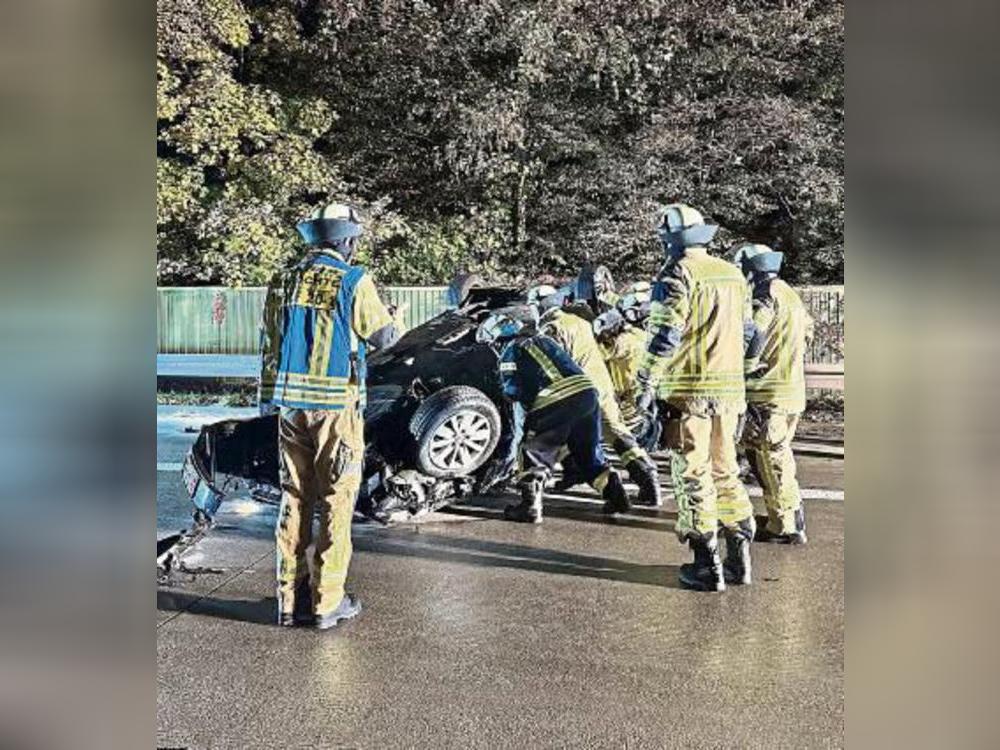 Zwei verletzte Insassen befanden sich in dem Fahrzeug, das auf dem Dach lag. Foto: Feuerwehr Anröchte