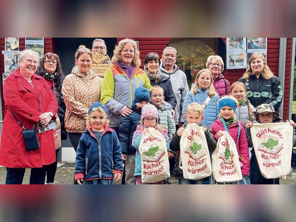 Die Bücherwürmer trotzten dem kühlen und nassen Wetter bei der Abschlussfeier. Foto: Anja Bsdurek