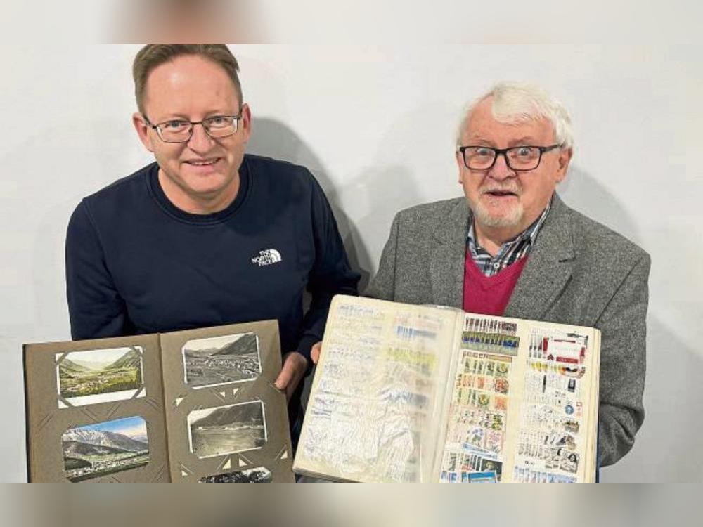 Marken, Münzen, Motivkarten: Thomas Klages (l.) und Klaus Schulze Wierling freuen sich zum Herbstwochen-Tauschtag auf viele interessierte Sammler. Foto: Carolin Cegelski