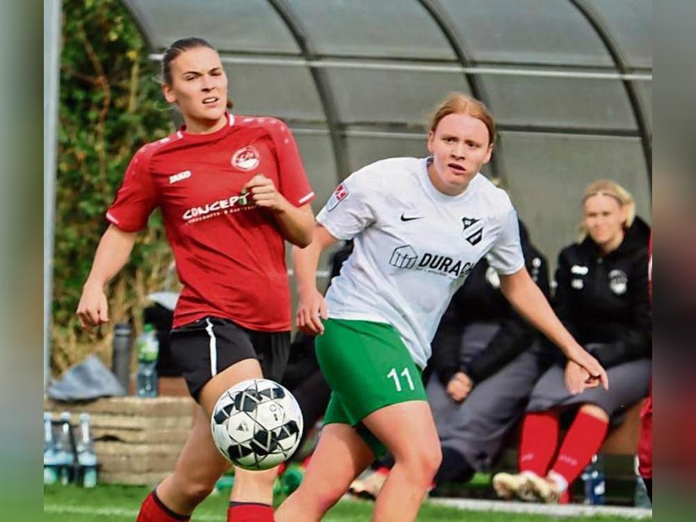 Nach einer starken ersten Halbzeit führte Stirpe (in Weiß) gegen Oppenwehe bereits mit 3:0. Nach dem Seitenwechsel verlor man dann aber irgendwie den Faden. Foto: Uwe Feichtinger