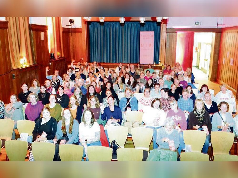 Viel Spaß hatten die „Mädels in Rüthen“ beim Filmabend in der Alten Aula. Foto: Marcus Kloer