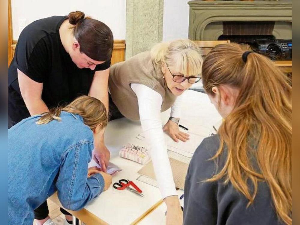 Sichtlich stolz präsentieren die Nähkids ihre selbst genähten Täschchen.