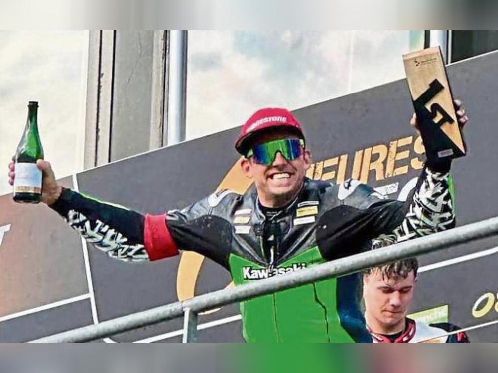 Mit einer rasanten Aufholjagd sicherten sich der jubelnde Martin Köhler und sein Team 77 beim Saisonfinale in Oschersleben die deutsche Langstreckenmeisterschaft.