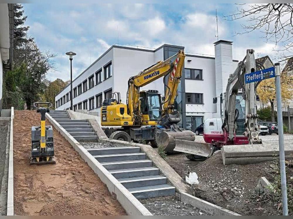 Die Treppen hinauf zur Pfeffergasse lassen sich schon erkennen und auch die barrierefreie Rampe ist in Arbeit.