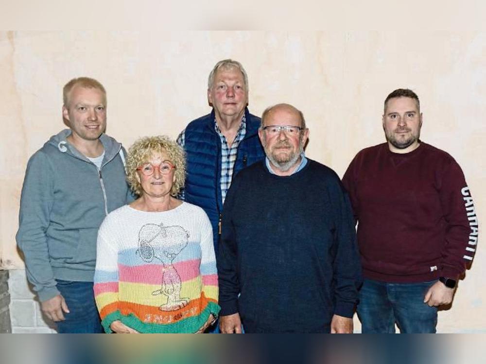 Das Ergebnis der Wahlen: Vorsitzender Lothar Hopp (2.v.r.) begrüßte Martina Wolff als Schriftführerin, Jan Cramer (l.) und Bernd Schulte-Kroll (M.) als neue Beisitzer. Andre Kettler wurde als Beisitzer im Amt bestätigt. Foto: Marcus Kloer