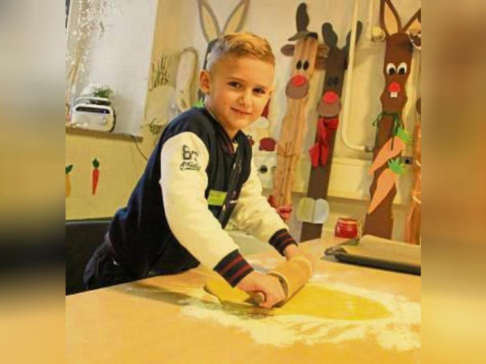 Beim Kinderferienspaß wird fleißig gebacken. Foto: Pia Mintert