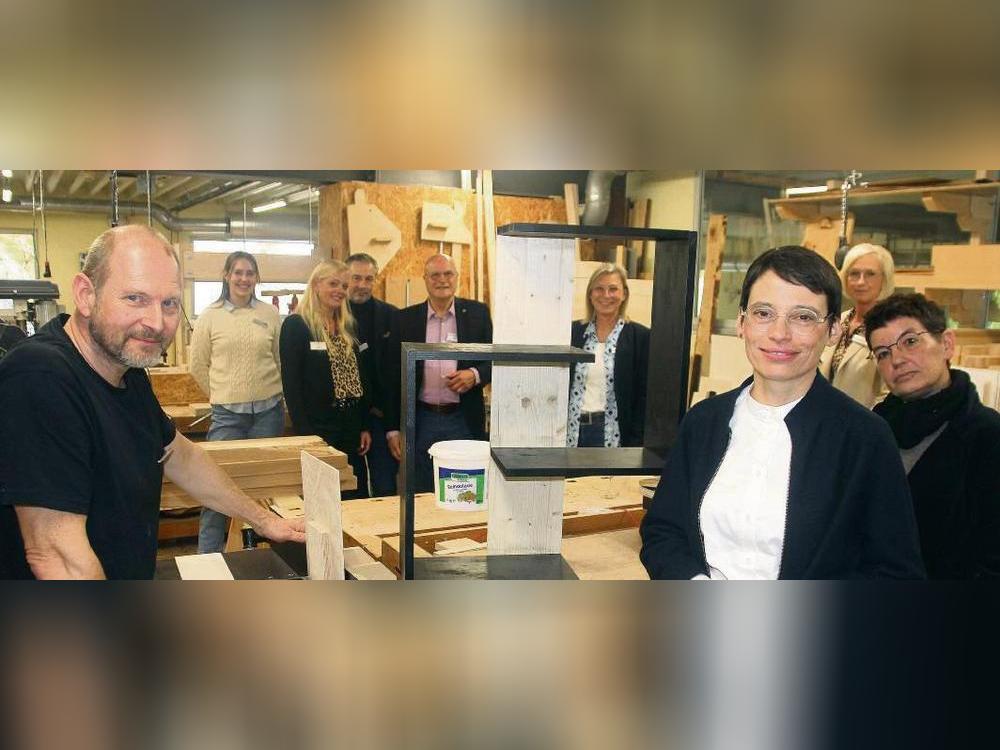 NRW-Ministerin Josefine Paul (3.v.r.) informierte sich zum Ini-Projekt „Check-in“, das auf Schule, Lehre und Arbeit vorbereitet, aber auch Sprache und Alltagshilfe umfasst. Foto: Schwade
