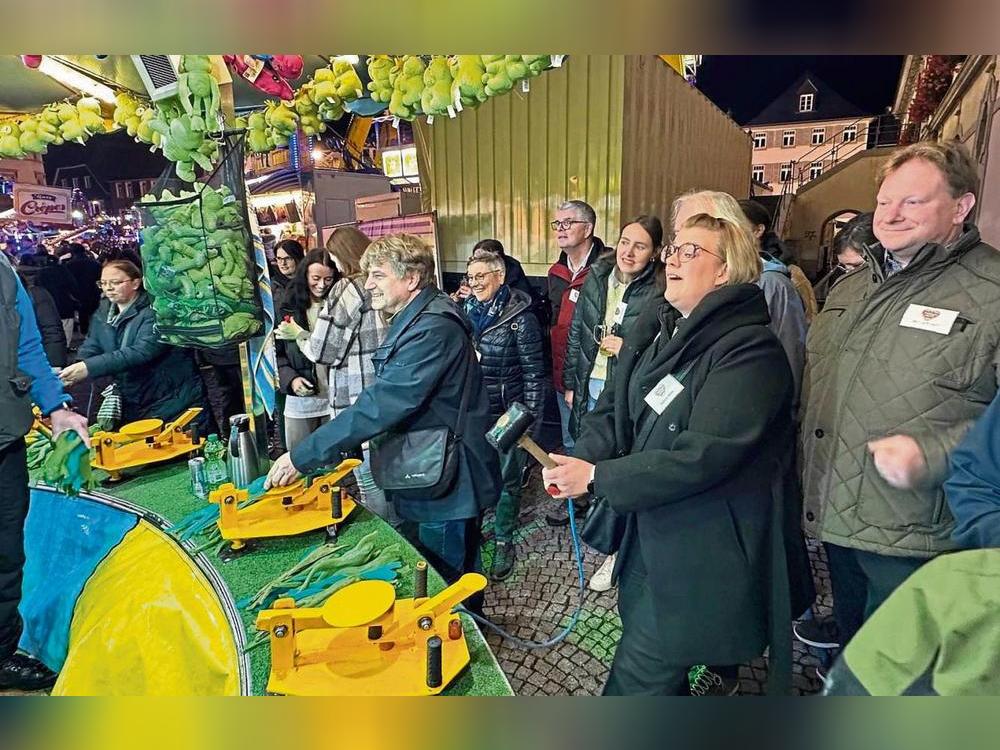 Die Teilnehmer des Ratsbummeln versuchen sich beim Fröschekloppen. Foto: Cegelski