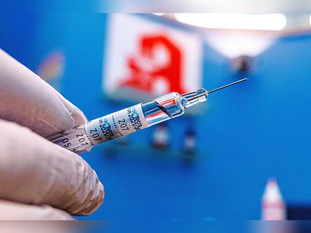 In der kalten Jahreszeit gilt es, sich auch vor Grippe zu schützen. Mediziner empfehlen eine Impfung, die teils auch von Apotheken angeboten wird – auch im Kreis Soest. Foto: David Inderlied (dpa)