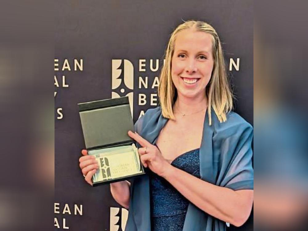 Dana Lagarde-Wohnhas nahm als Geschäftsführerin den Award in Paris entgegen.