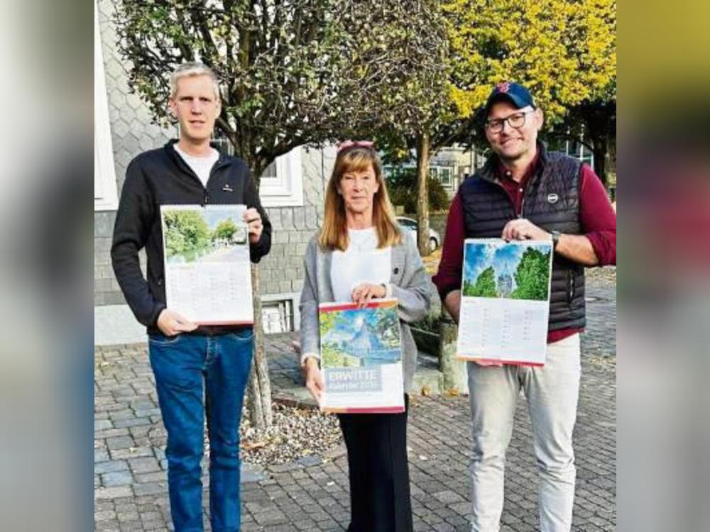 Kai Günther, Heike Marx und Stephan Adamczewski-Böckeler (v.l.) mit dem Kalender.