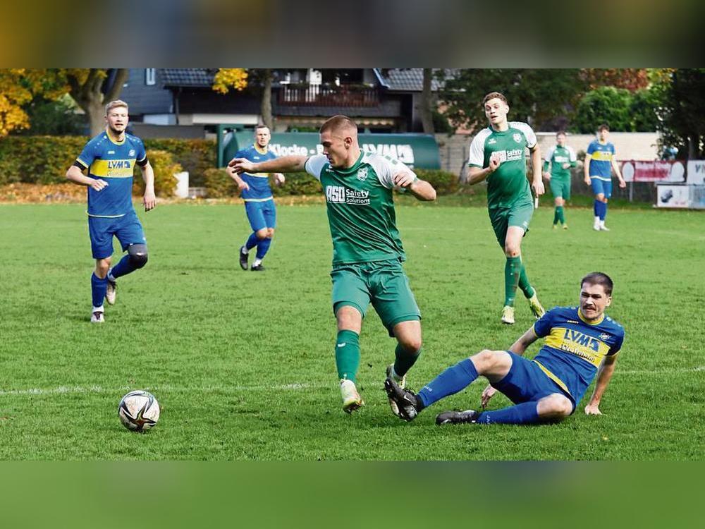 Nach dem eher unglücklichen 2:2 gegen Herbern – nach 2:0-Führung – steht der SuS Cappel (in Grün) vor dem nächsten richtungsweisenden Duell in der Bezirksliga. Foto: Uli Schlink