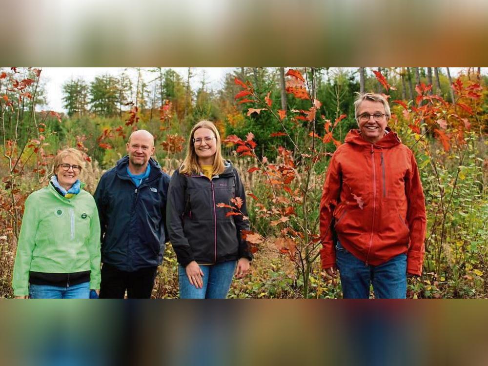 Antje Hopp, Jürgen Göke, Hanna Hüske und Herbert Cramer (v.l.) vom Förderverein Zukunftswald. Die 90 000 Bäume finanzierte der Verein durch Spenden und Mitgliedsbeiträge.