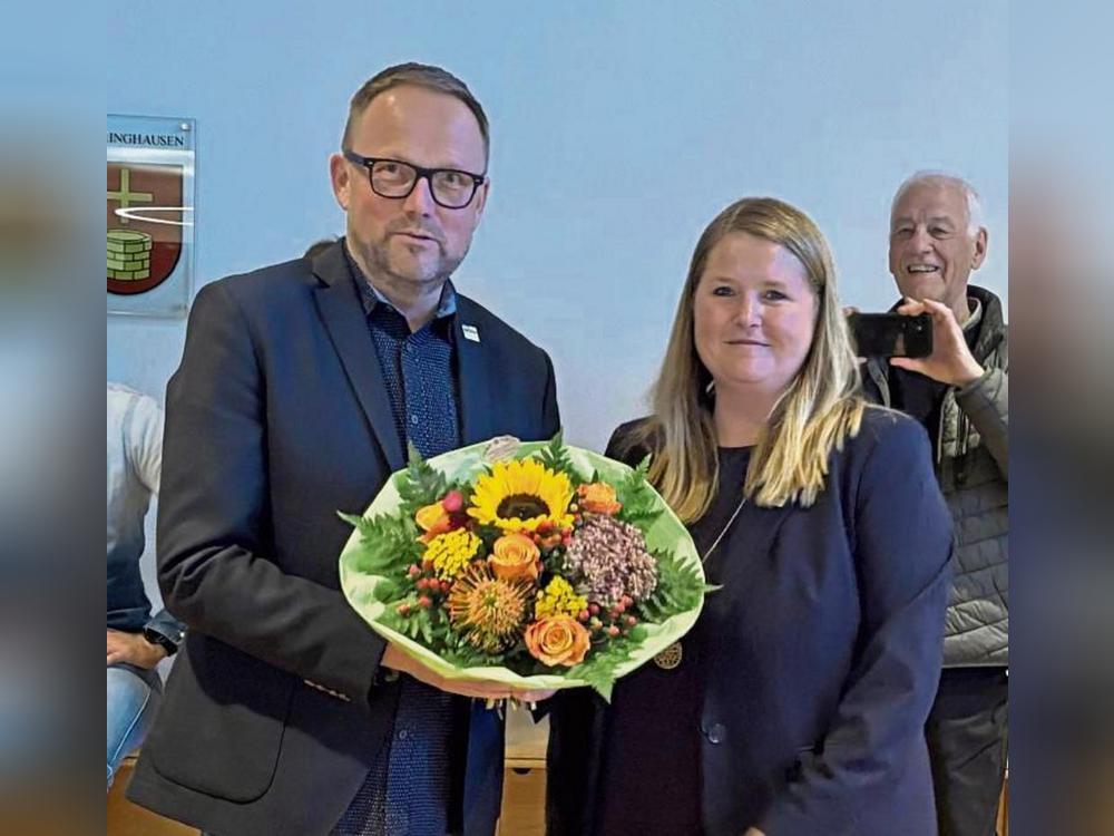 Blumen für die dritte Amtszeit: Hauptamtsleiterin Alexandra Falkenau beglückwünschte Bürgermeister Alfred Schmidt im September zur Wiederwahl. Foto: Dagmar Meschede