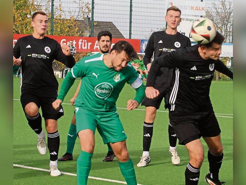 Nach dem 0:1 im Spitzenspiel gegen den SuS Bad Westernkotten II wartet auf das Team aus Allagen (in Grün) beim SV 03 Geseke die nächste anspruchsvolle Aufgabe. Foto: Hartmut Brand